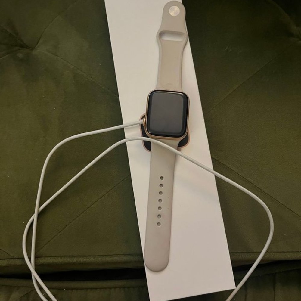 Apple Watch SE Gold Aluminum 44mm Case with Starlight Sport Loop